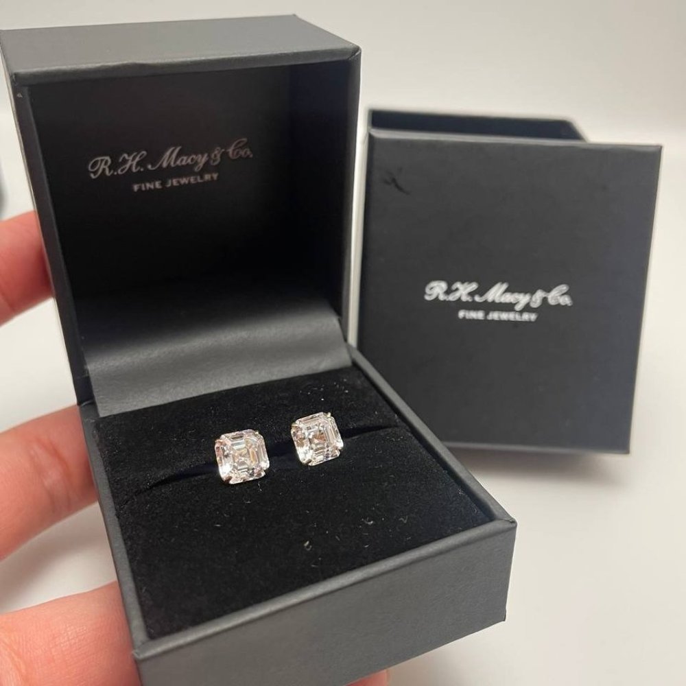 Yellow gold square stud earrings